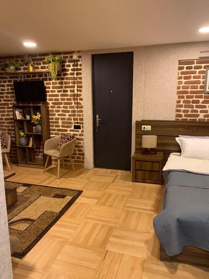 12 Maksim Gorki Street Appartamento Tbilisi Esterno foto